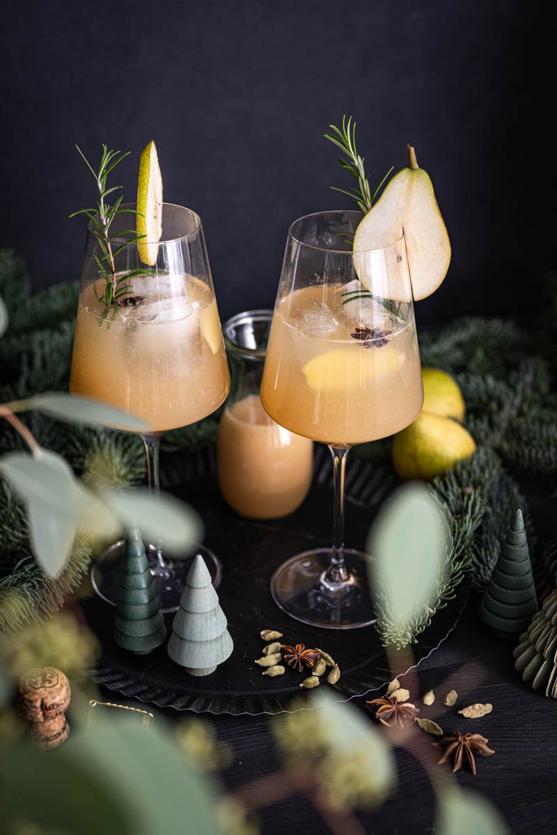 Rezept für Winter Birnen Bellini – der genialste Advents-Cocktail mit und ohne Alkohol!