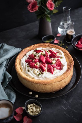 White Chocolate Cheesecake ohne Boden mit Mascarpone und pink Rhabarber Ragout