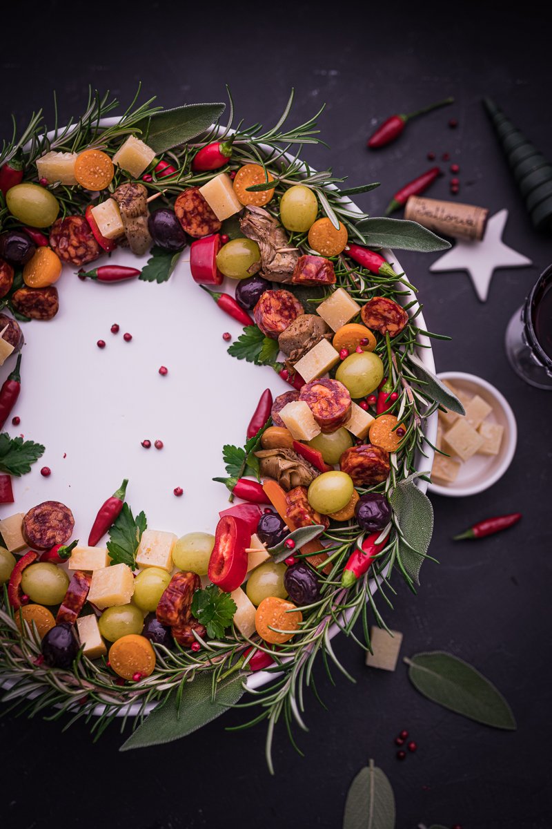Antipasti Adventskranz zum Aufessen – die hübscheste Vorspeise für Weihnachten