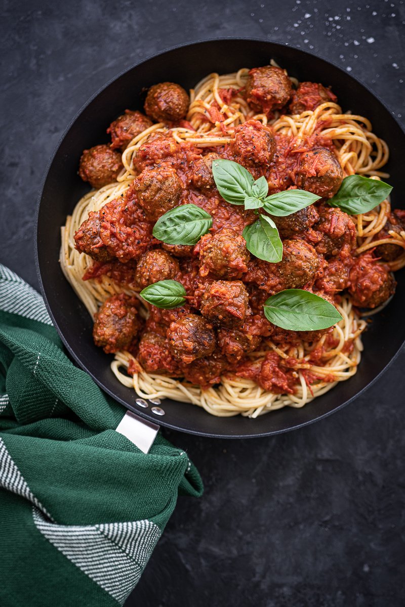 Spaghetti mit Plantbullar und Tomatensoße – vegane Pasta, super easy in 30 Minuten gekocht!