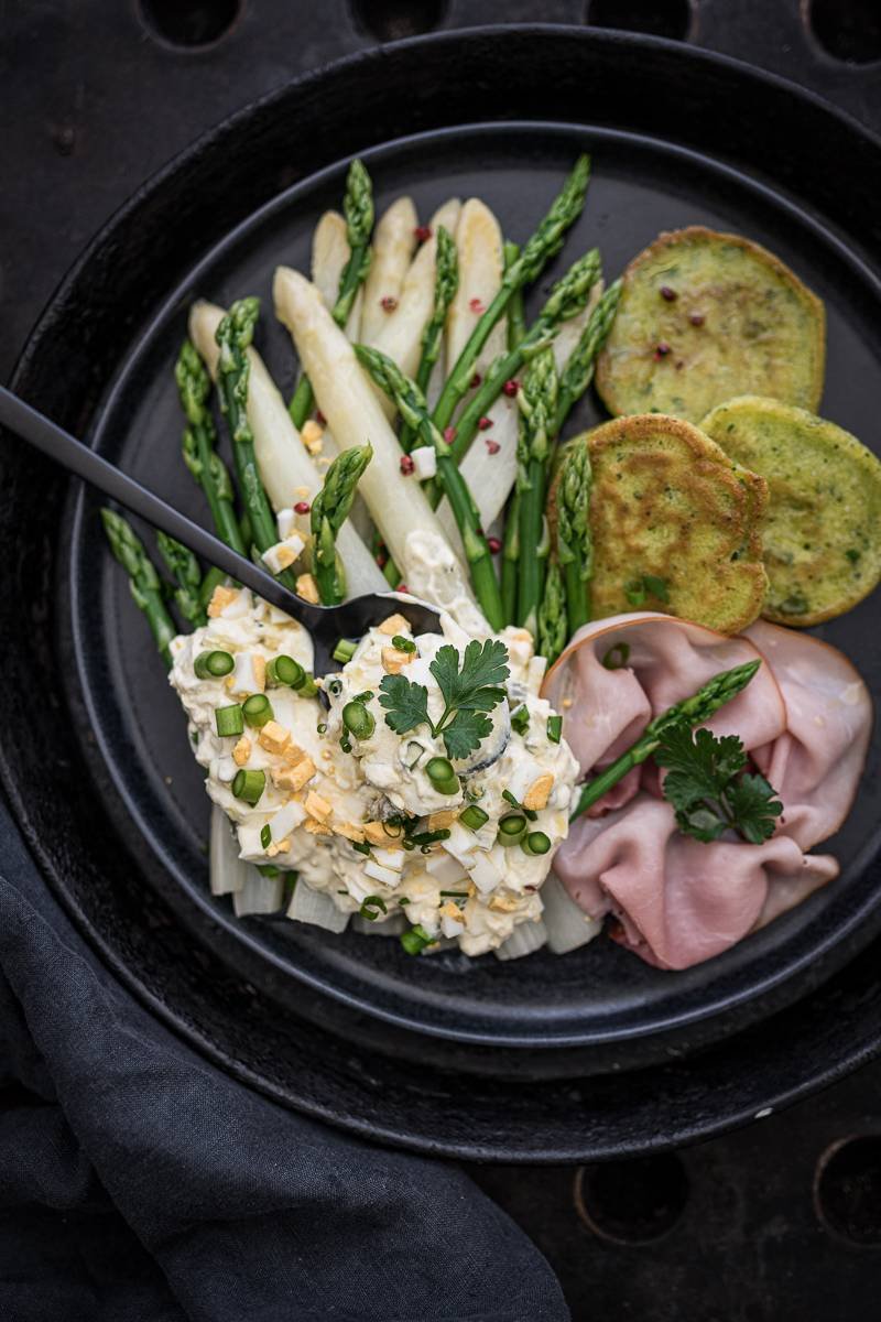 Leckerer Eiersalat mit Spargel und Kräuter-Pancakes - trickytine