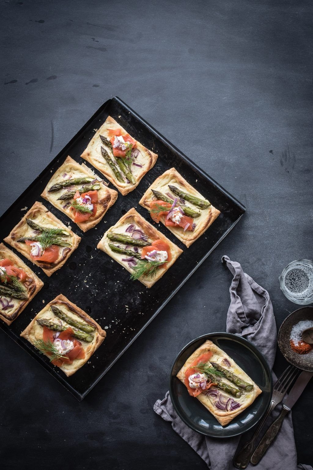 Herzhafte Blätterteig-Tartelettes mit grünem Spargel und Lachs - trickytine