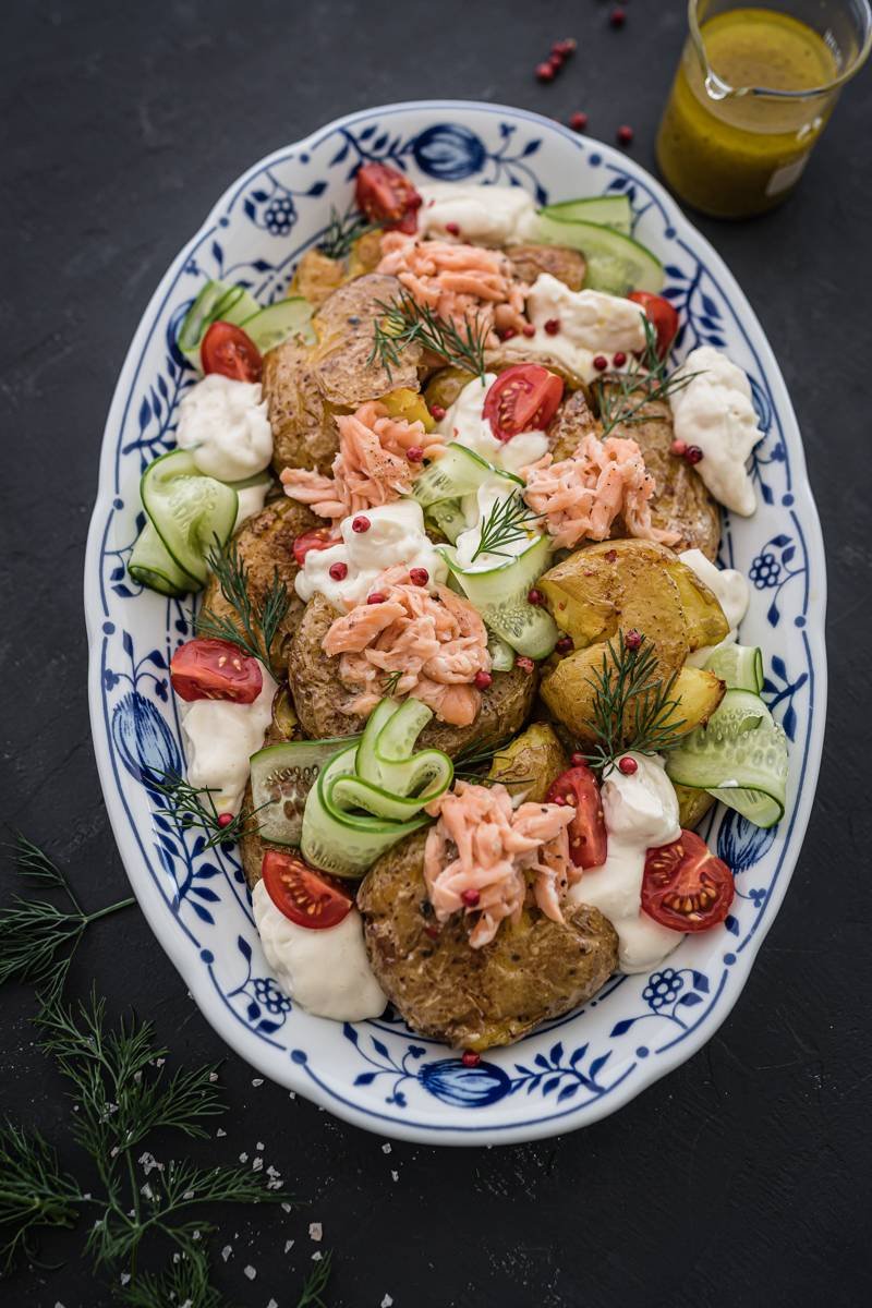 Smashed Potatoes Salad – Ofenkartoffel-Salat mit Salatcreme und Pulled Lachs