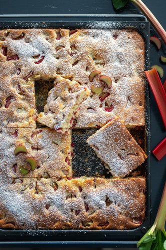 Schneller Rhabarberkuchen vom Blech - saftig lecker! - trickytine