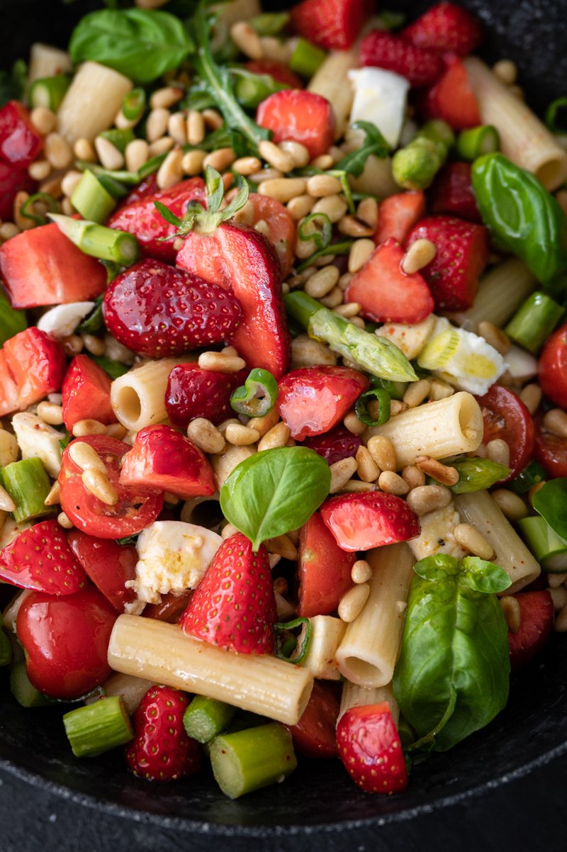 Sommerlicher Pasta-Salat mit grünem Spargel, Büffelmozzarella und Erdbeeren. In 30 Minuten fertig!
