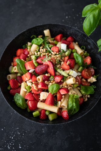 Sommerlicher Pasta-Salat mit grünem Spargel, Büffelmozzarella und Erdbeeren. In 30 Minuten fertig! - trickytine