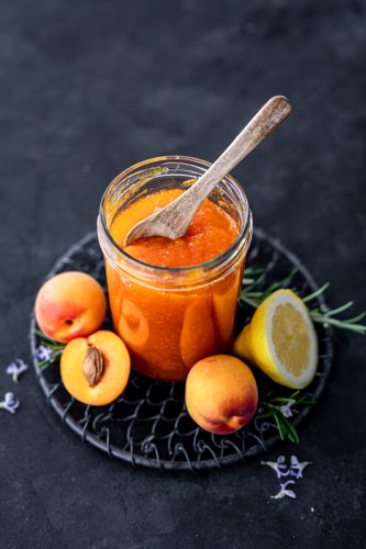 Aprikosenmarmelade mit Rosmarin und Zitrone - herrlich leckeres Rezept für eine Sommer Marmelade! - trickytine