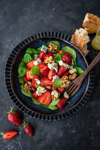 Leckerer Spinat-Salat mit Erdbeeren, Gorgonzola & Honig-Senf-Dressing [Super 10 Minuten Salat-Rezept!] - trickytine