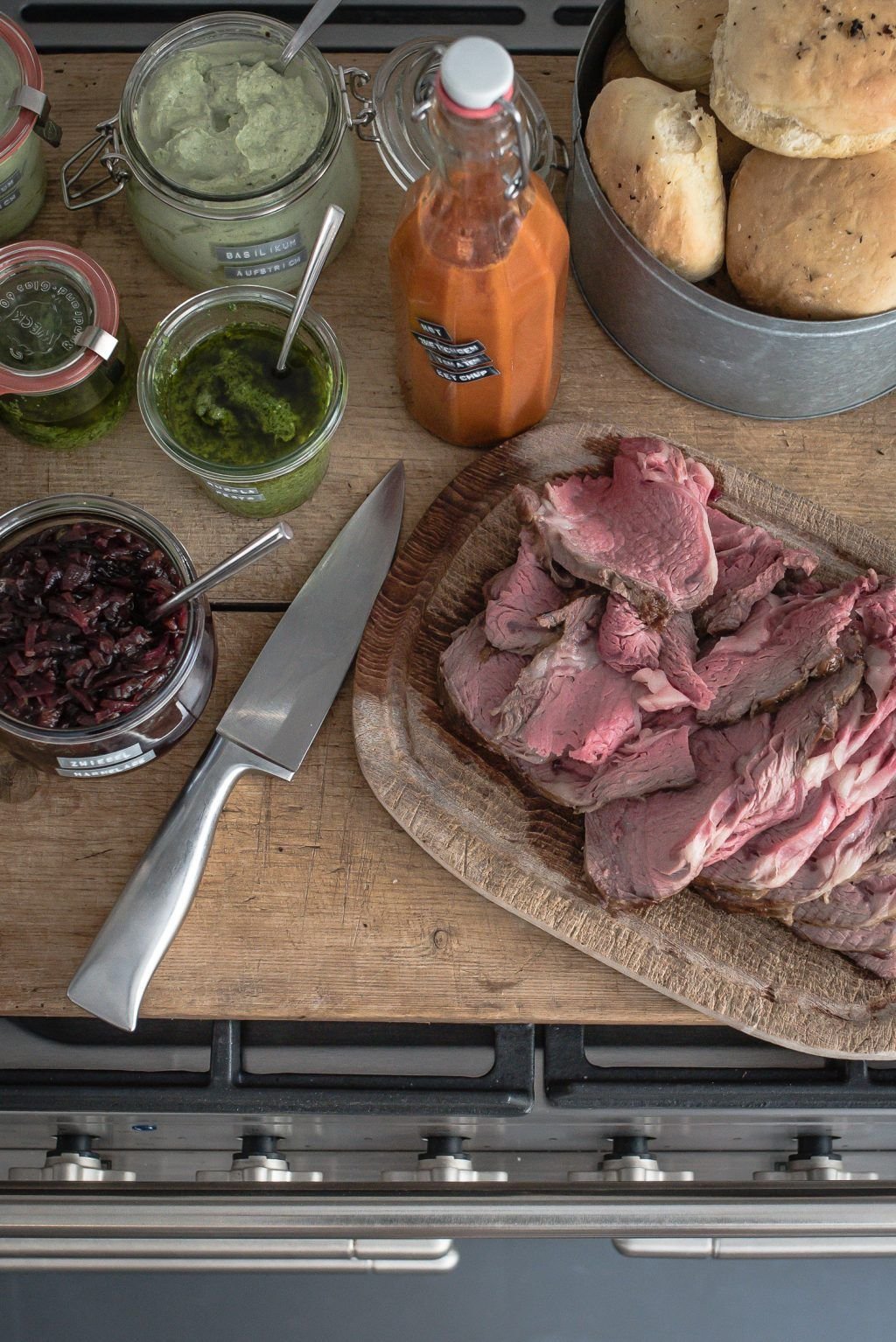 Zwetschgen-Ketchup, Basilikumcreme und Pesto für das perfekte Steak Sandwich!