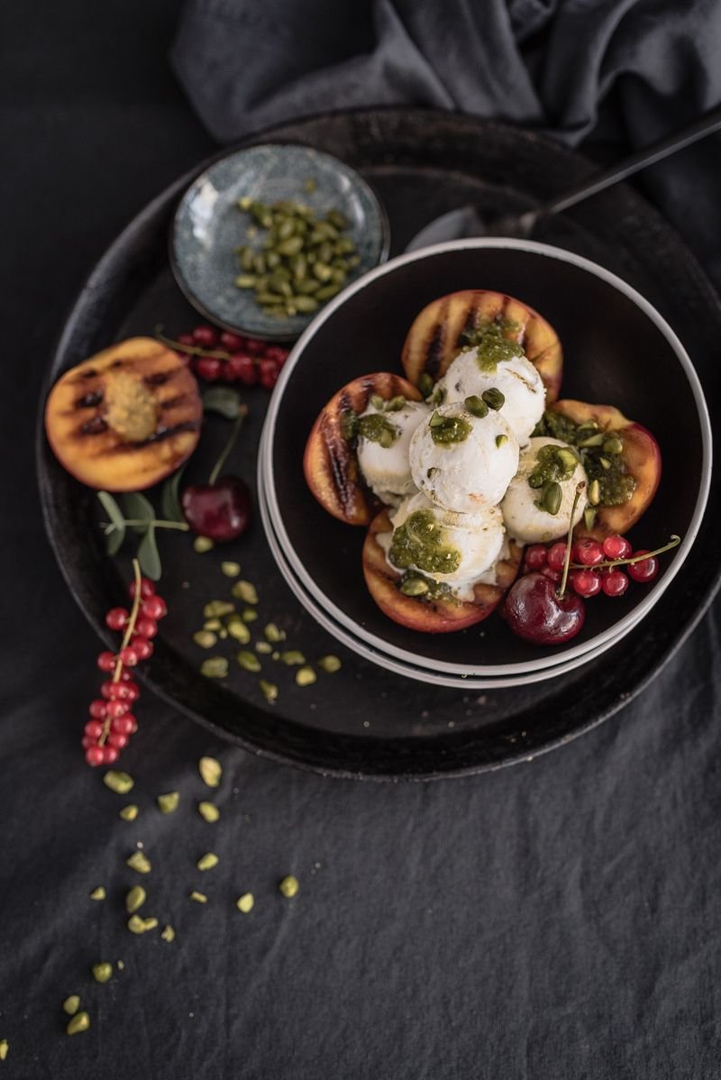 Gegrillte Nektarinen mit Pistazieneis und Pistazien-Minz-Pesto