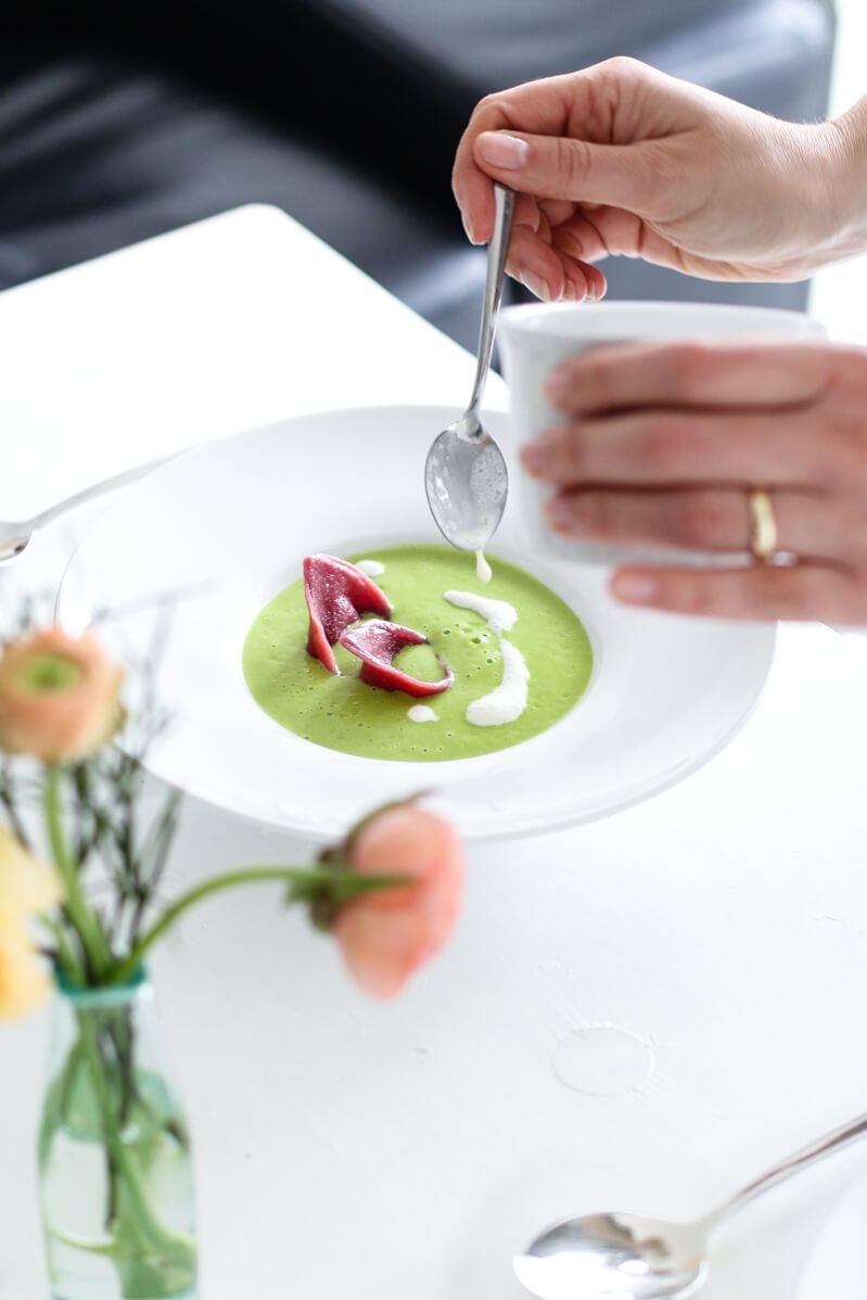 Cremige Bärlauchsuppe mit roten Tortellini - trickytine