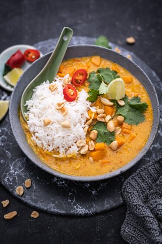 Rezept für Erdnuss-Curry mit Süßkartoffel, vegan, super cremig und in 30 Minuten fertig! - trickytine