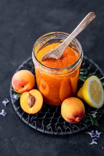 Aprikosenmarmelade mit Rosmarin und Zitrone - herrlich leckeres Rezept für eine Sommer Marmelade! - trickytine