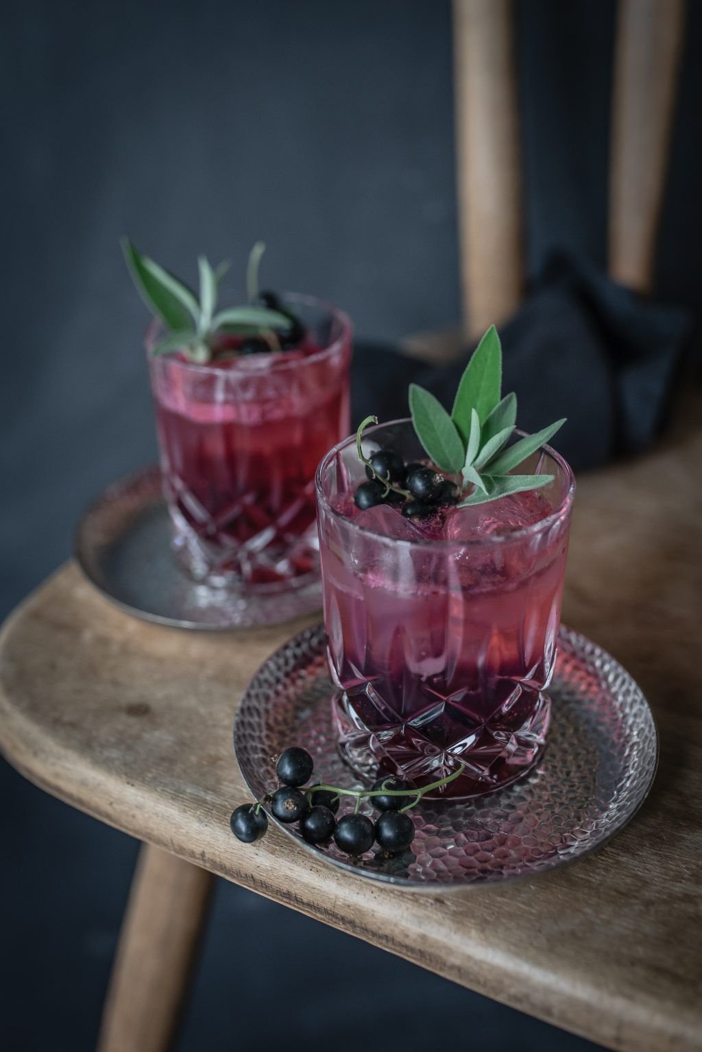 The tricky cassis kiss: Gin Tonic, Cassisgelee, Salbei