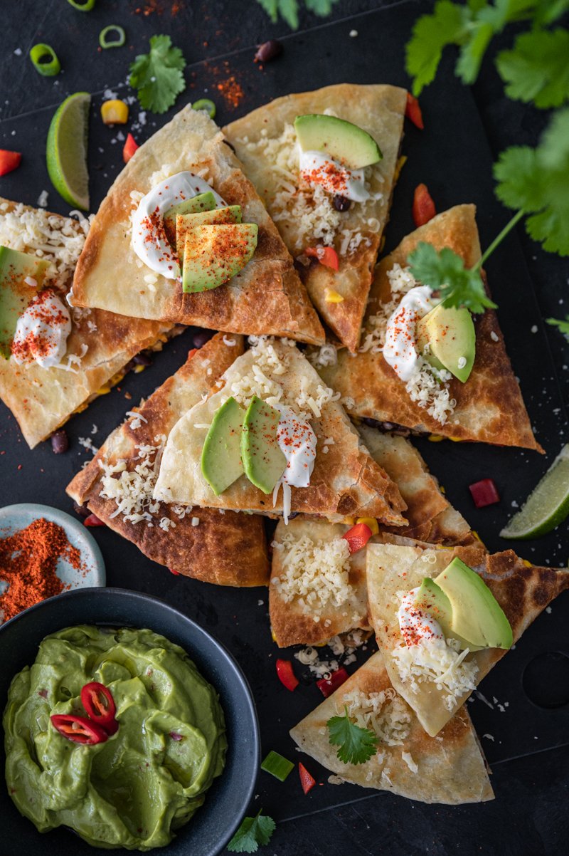 Genial leckere Veggie Quesadillas mit cremiger Guacamole – super schnell in 20 Minuten selber gemacht!