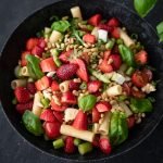 Schneller Pasta-Salat mit Spargel, Erdbeeren und Büffelmozzarella