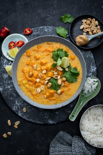 Rezept für Erdnuss-Curry mit Süßkartoffel, vegan, super cremig und in 30 Minuten fertig!