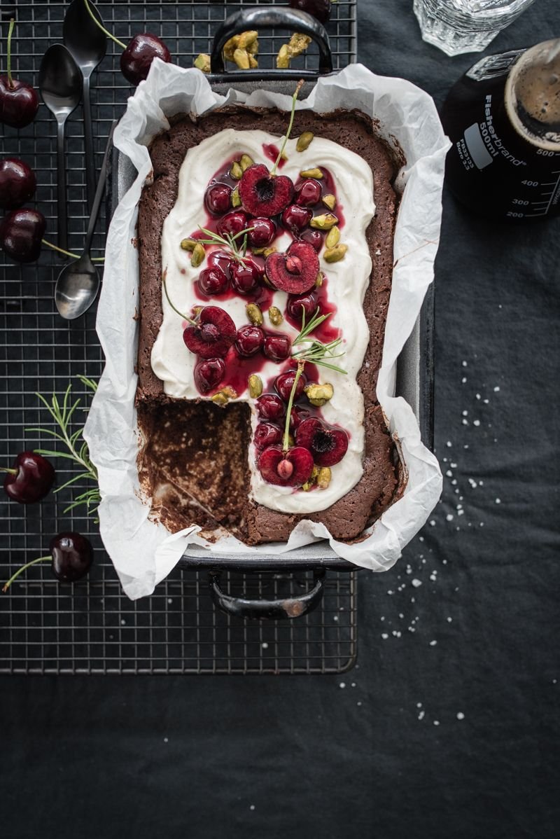 black forest brownie mit rosmarin-portwein-kirschen, vanillecrème und gesalzenem pistazienkrokant