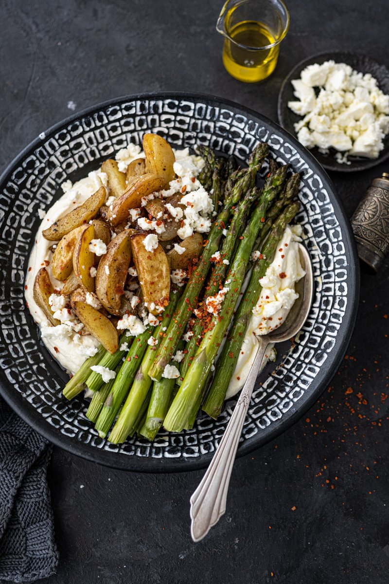 Grüner Spargel aus dem Ofen mit Kartoffeln & Wipped Feta Creme - trickytine