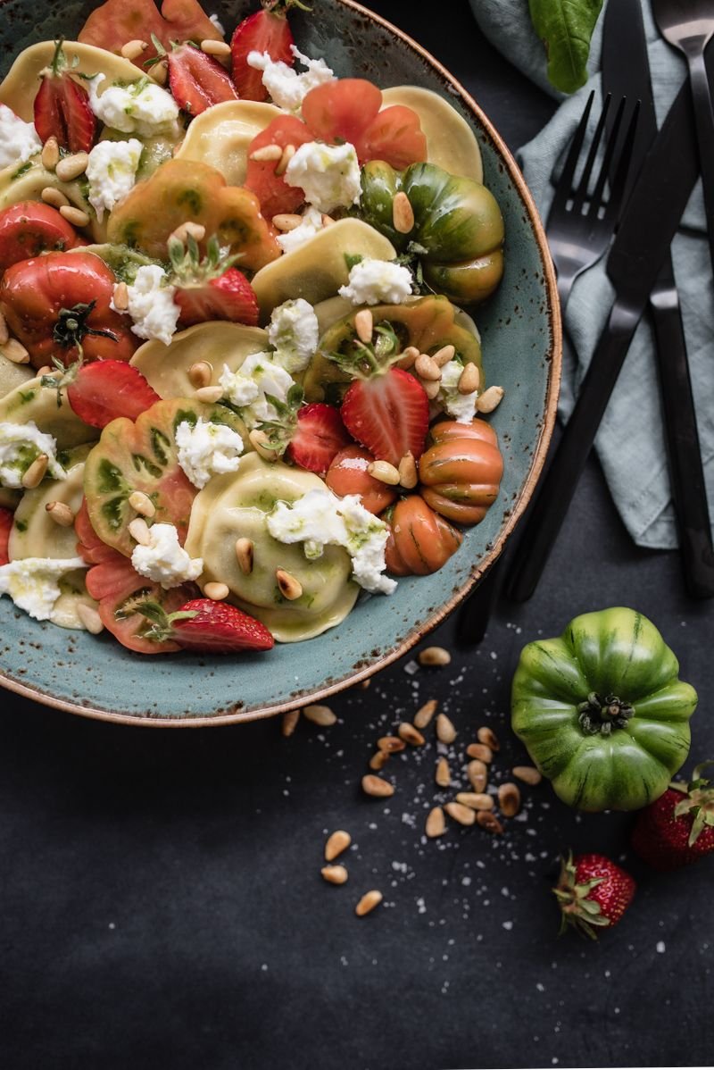 Sommerlicher Pastasalat Caprese Style – schneller 30 Min Nudelsalat mit Tortellini zum Picknick und Grillen!