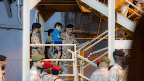 Boat carrying hundreds of civilians fleeing Sudan reaches Saudi Arabia