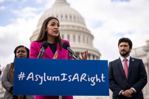 AOC Leads 76 Democrats in Urging Biden Officials to Reverse Title 42 Expansion