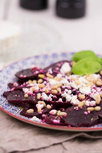 Rote-Bete-Carpaccio mit Feta und Pinienkernen