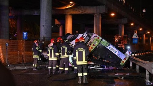 Video: Más de 20 muertos tras caer por un puente un autobús en Italia