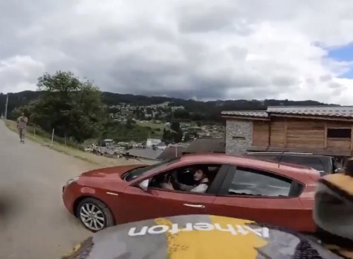VIDEO - Un automobiliste manque de tuer un cycliste en pleine course