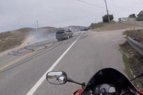 VIDEO - Ils sèment la panique avec leurs gros SUV sur l'autoroute