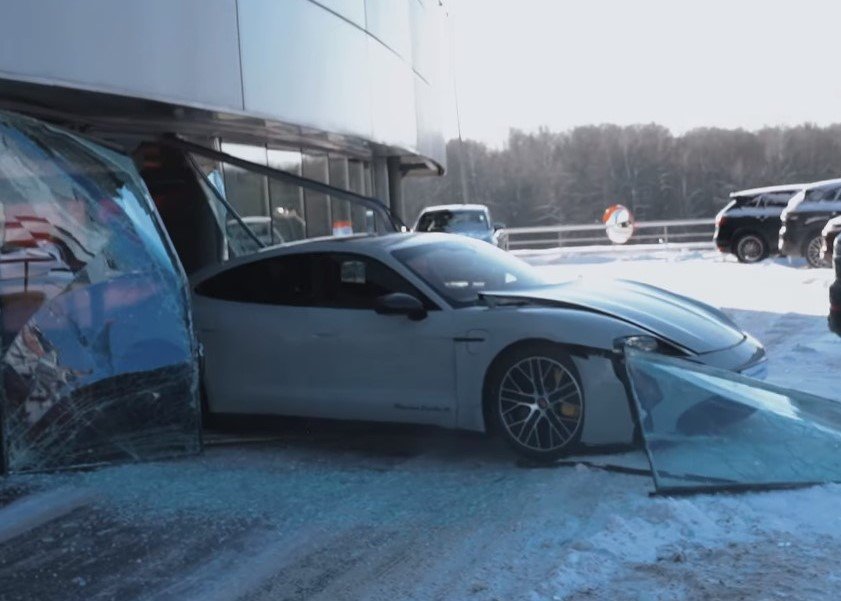 VIDÉO – Il détruit la vitrine d’une concession Porsche en Taycan Turbo S