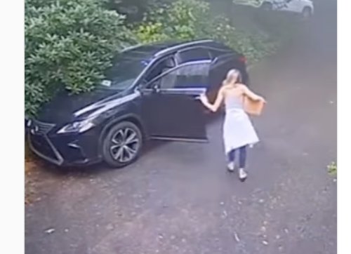 VIDEO - Une conductrice a la peur de sa vie en retournant à son SUV
