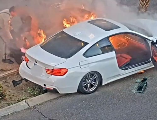 VIDEO – Un homme est sauvé in extrémis de son véhicule en feu