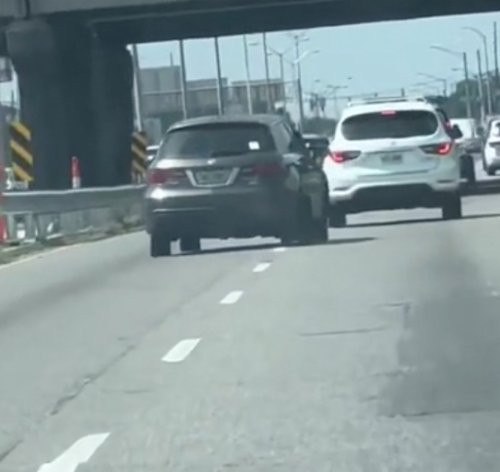 VIDEO - Oseriez-vous rouler derrière cette voiture ?