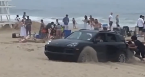 VIDEO – La honte publique en Porsche Cayenne