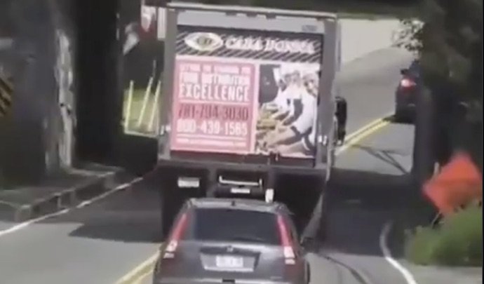 VIDEO - La terrible erreur d'un chauffeur de camion