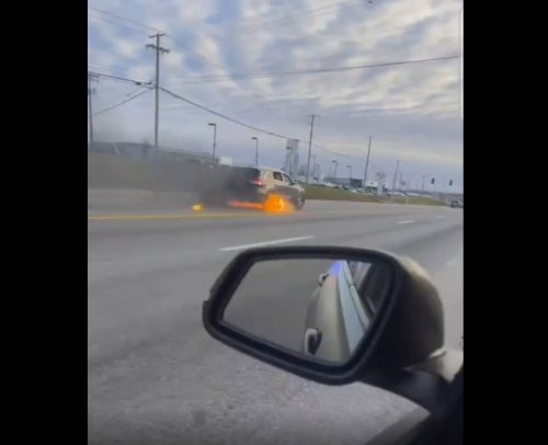 Vidéo - Une voiture roule complétement enflammée