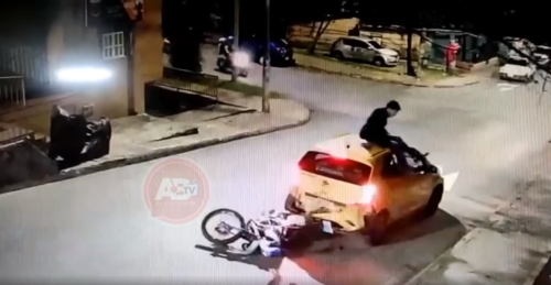 VIDEO – Un motard s’encastre dans une voiture et fait comme si de rien n’était