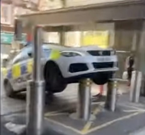 VIDEO - Un policier mal garé se fait punir instantanément