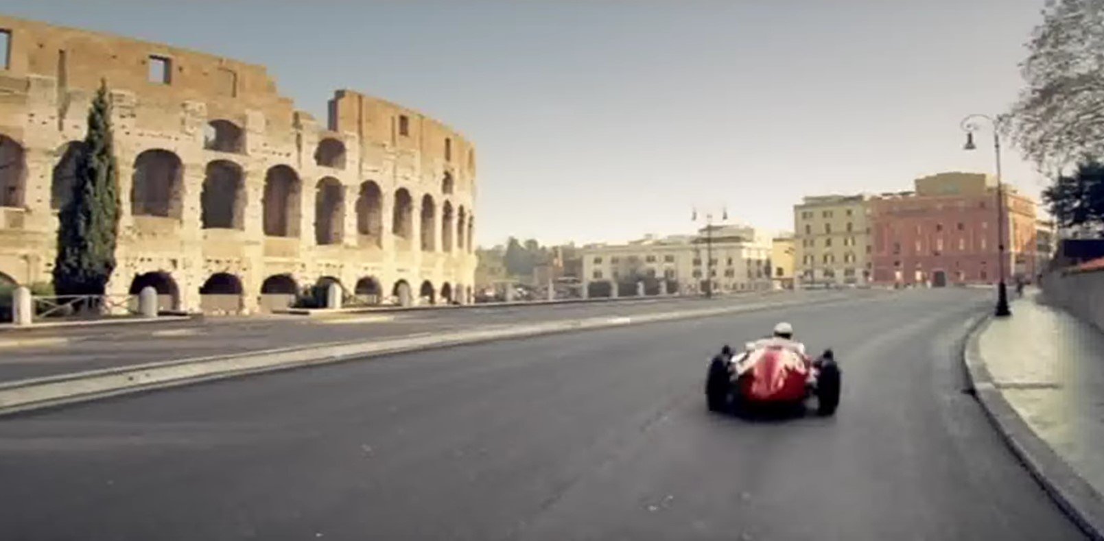 Vidéo : seul en Ferrari dans les rues de Rome, New York, Monaco…