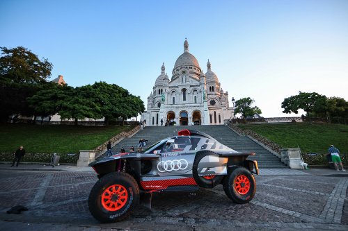 VIDEO - Stéphane Peterhansel dans les rues de Paris au volant de l'Audi RS Q e-tron