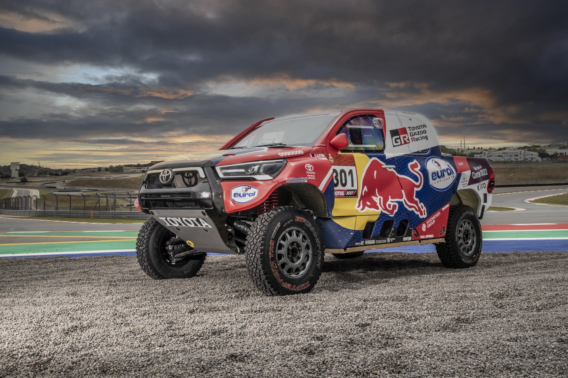 PHOTOS – Le Toyota Hilux Gazoo Racing V8 du Dakar est prêt