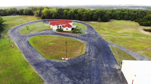 VIDEO - Le logement Airbnb qui va faire fantasmer les fans d'automobile