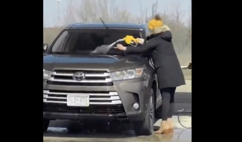VIDEO - Une conductrice lave son SUV avec la pompe à essence !