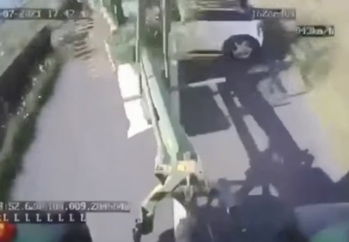 VIDEO - Il n'aurait jamais dû essayer de doubler le tracteur
