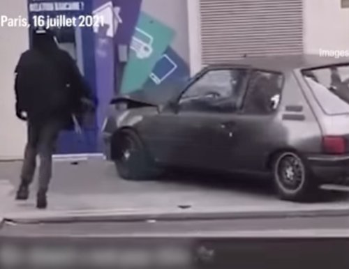 VIDEO - Deux braqueurs de banque se ridiculisent en Peugeot 205 !
