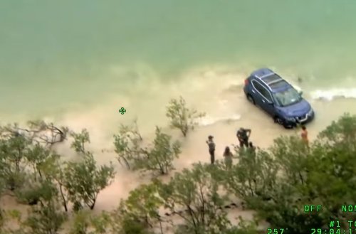 VIDEO – Elle roule sur la plage avec son Nissan avant de finir dans l’eau et de se faire arrêter par la Police de Floride