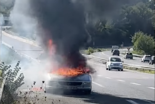 VIDEO - Il essaie une Ferrari F355 avant de l'acheter, elle finit en feu