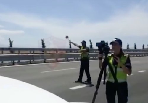 VIDEO - Une Lamborghini passe à 225 km/h devant le radar des policiers !