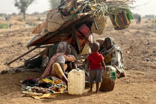 "Pieds nus et sans rien", les déplacés du Darfour fuient les combats | TV5MONDE Afrique